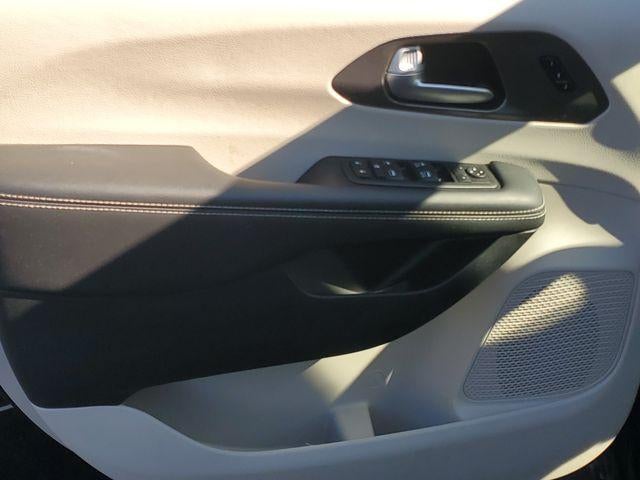 2024 Chrysler Pacifica Touring L - Photo 16